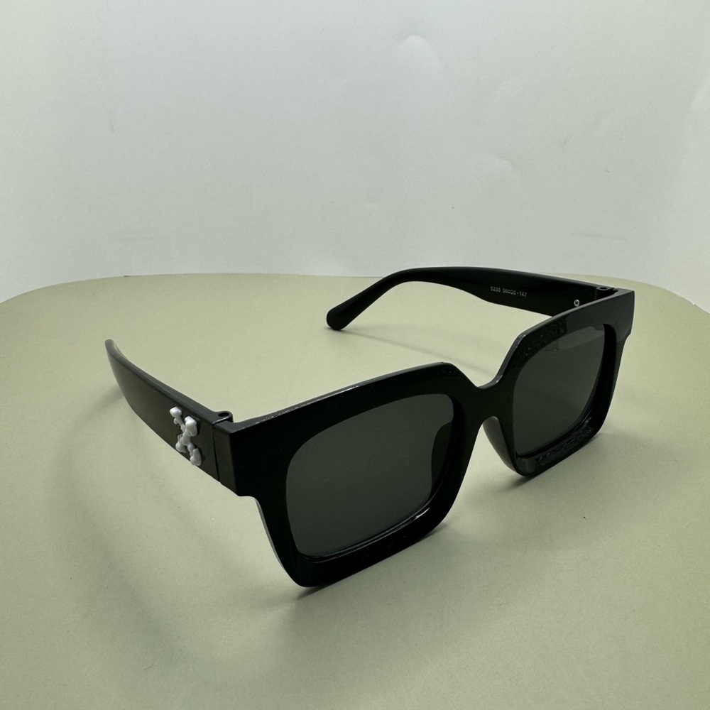 Off-White Mid Wayfarer Sunglasses
Sample - black